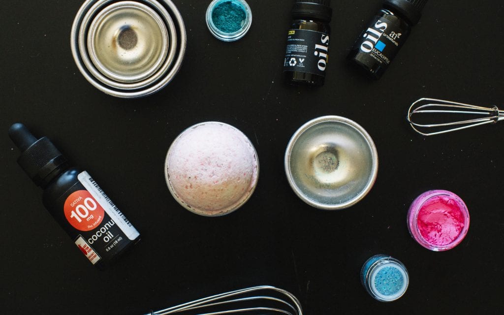 Jednoduchý návod na výrobu konopné koupelové bomby