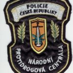 Národní protidrogová centrála PČR - barevná - bílý text