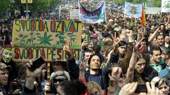 Katalánsko legalizovalo v klubech konzumaci marihuany